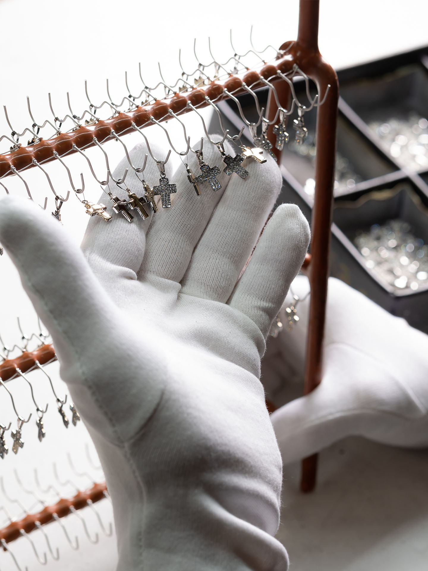 ألوان جريئة,جيمار,أشكال أصلية,أسواق محلية,أسواق دولية,ماريو باجليتشي,مؤسس,صب,معالجة,قطع بالليزر,لحام,تشكيل كهربائي,مجموعة باجليتشي,حرفي